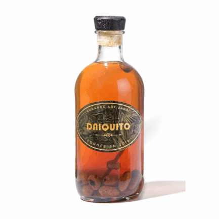 rhum arrangé à base de rhum agricole, de vanille, de fèves de tonka, de fèves de cacao torréfiées et d'amandes grillées.