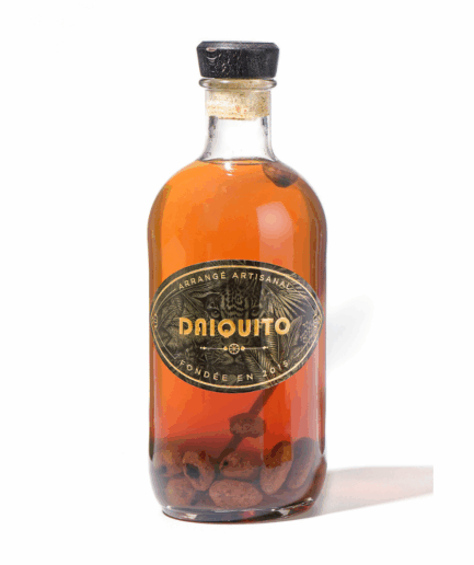 rhum arrangé à base de rhum agricole, de vanille, de fèves de tonka, de fèves de cacao torréfiées et d'amandes grillées.