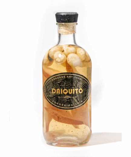 rhum arrangé à base de rhum agricole, de poire et de noix de macadamia torréfiées