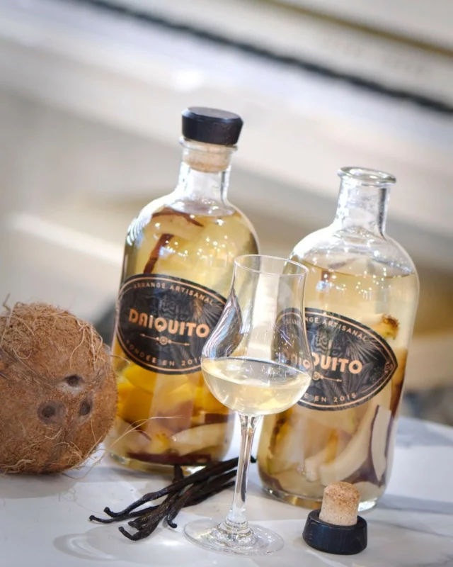 Nos rhums arrangés à base de noix de coco fraîche 🥥 jouent la partition parfaite entre douceur tropicale et raffinement mondain. 🥭 Mangue Coco - solaire et fondante 🍍 Ananas Coco - vif et voluptueux. Et toujours cette coco soyeuse qui signe une mélodie exotique. 🎹 2 accords, une même harmonie.  #Daiquito #RhumArrange #coco #cocktail #Daiquito